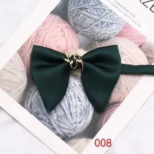 Elegante papillon in raso verde scuro con fibbia a foglia d'oro per matrimoni e abbigliamento formale.