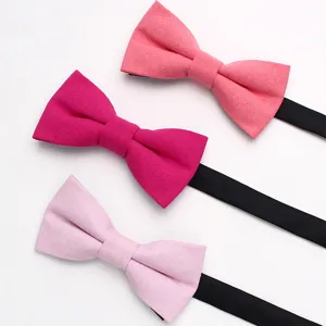 Nahaufnahme Detail einfarbiger Polyester Fliegen mit schwarzem Band, elegante Hochzeit.