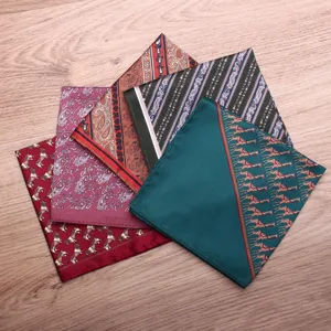 Vista detallada de diversos pañuelos de bolsillo en seda con clásicos diseños paisley masculinos.