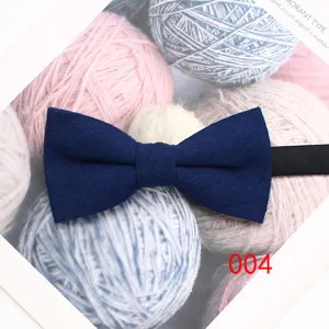 Klassische einfarbige dunkelblaue Polyester Fliege für Herren, ideal für Business und Hochzeit.
