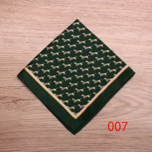 Pañuelo de bolsillo verde para hombre en seda con estampado de teckel y borde.