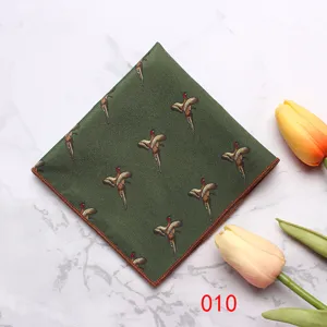 Vista detallada de pochette verde de poliéster para hombre con elegante diseño de faisán.