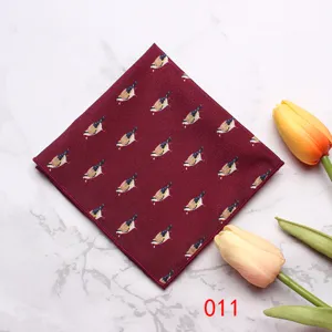 Vista detallada del pañuelo de bolsillo burdeos con elegante estampado de aves.