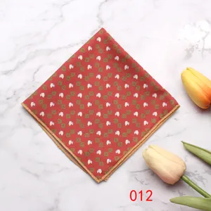 Pañuelo de bolsillo rojo con patrón geométrico para traje formal de hombre detalle.