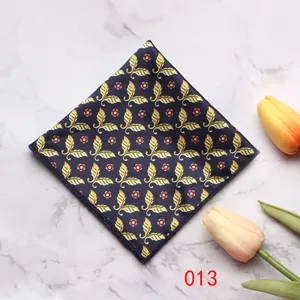 Pañuelo de bolsillo azul marino de lujo para hombre con patrón de hojas doradas elegante