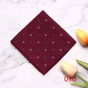 Rode heren pochet met geometrisch patroon, elegante zakdoek voor pakken bij zakelijke feesten en bruiloften.