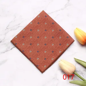 Heren vintage geprint pochet, formele zakdoek gedetailleerd aanzicht, elegante accessoire.