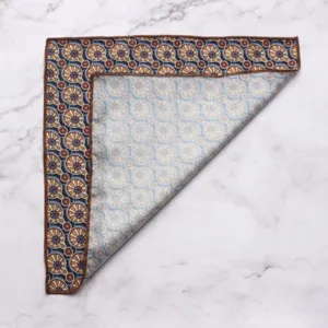 Vista detallada de pañuelo de bolsillo para hombre con patrón geométrico elegante.