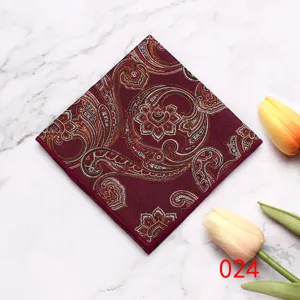 Bourgondische paisley pochet detail, klassiek bloemmotief ontwerp, elegant pak accessoire.