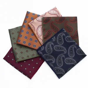 Set di fazzoletti da taschino classici da uomo in seta con motivi paisley ed eleganti geometrici.