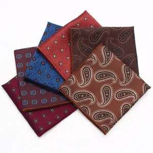 Vista dettagliata di fazzoletti da taschino con motivi paisley e geometrici per abiti formali.