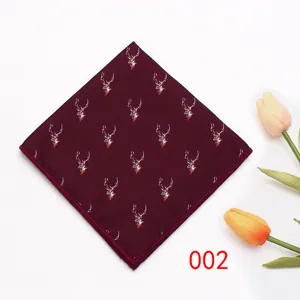 Taschino da uomo bordeaux con stampa testa di cervo, elegante accessorio per abito formale.