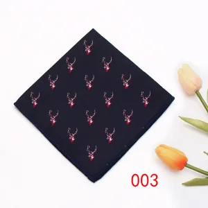 Primo piano della pochette blu scuro con elegante motivo di corna di cervo rosso bianco.