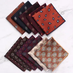 Detailweergave van herenpockets met diverse vintage paisley- en geometrische patronen.