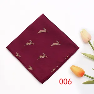 Taschino bordeaux con elegante ricamo di coniglio, dettaglio della trama del tessuto fine.