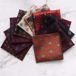 Gedetailleerd weergave van heren pochet met klassieke paisley en geometrische patronen erop.