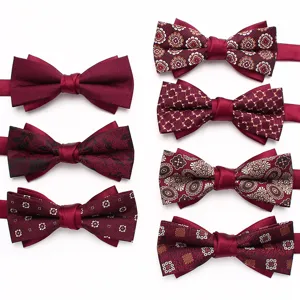 Nahaufnahme verschiedener weinroter Fliegen für Herren, mit einfarbigen und Muster-Designs.