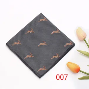 Elegante taschino da uomo grigio scuro con ricamo di lepre per abiti formali e matrimoni.