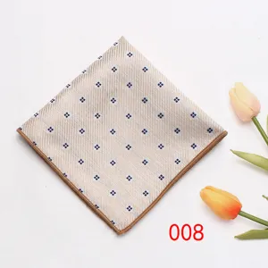Pochette da taschino beige con motivo a rombi blu per uomo abito formale dettaglio.