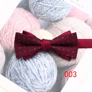 Klassische burgunderrote Herrenfliege mit dezentem geometrischem Muster für formelle Anlässe.