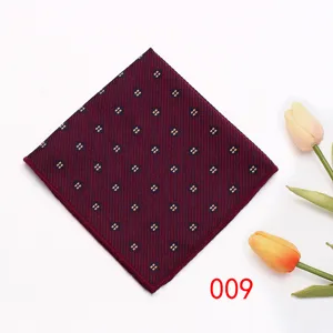Fazzoletto da taschino per abito da uomo bordeaux con motivo geometrico formale elegante.
