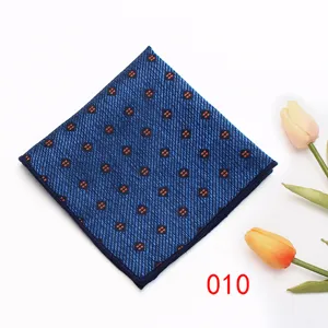Pochette da uomo in twill blu, classico motivo geometrico a pois arancioni per abito elegante.