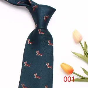 Dettaglio della cravatta da uomo con motivo animale retrò, elegante tessuto poliestere verde.