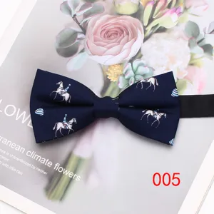 Classico papillon blu scuro da uomo con elegante stampa equestre di cavalli per cerimonie.