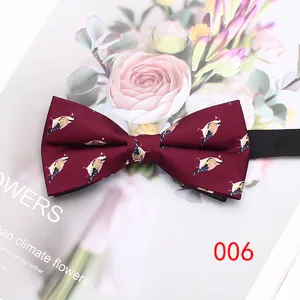 Classico papillon da uomo bordeaux con elegante fantasia di uccelli, ideale per abiti formali.