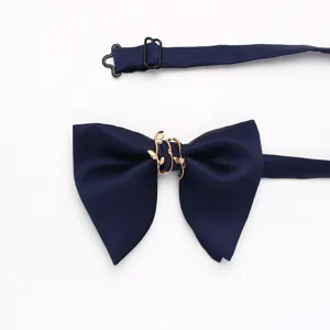 Primo piano del farfallino in raso blu navy con fibbia in metallo a foglia d'oro e cinturino