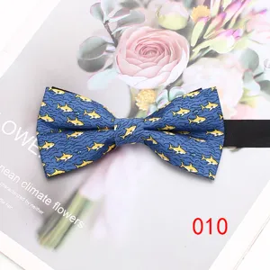 Farfallino blu da uomo con stampa squalo giallo, ideale per camicie eleganti e abiti formali.
