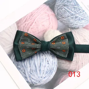 Elegante farfallino uomo verde con motivo floreale arancione, accessorio da abito.