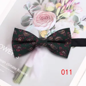 Farfallino paisley verde dettaglio primo piano, elegante accessorio abito camicia uomo.