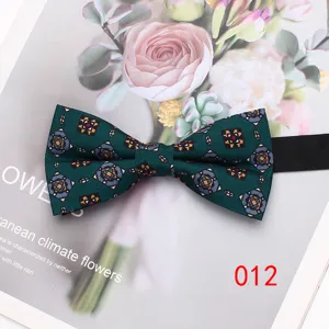 farfallina fantasia verde da uomo abbigliamento collo classico vista dettaglio primo piano