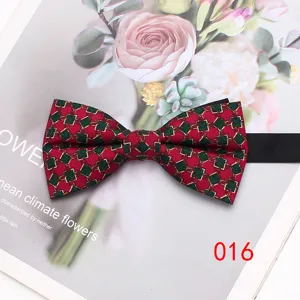 Dettaglio di un papillon da uomo con motivo a catena geometrica rosso e verde.