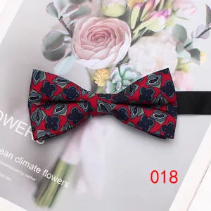 Farfallina uomo a motivi, tessuto rosso con eleganti motivi floreali, accessorio di moda per abiti.