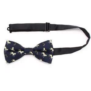 Elegante farfallina da uomo blu scuro con stampa equestre di cavalli dorati e cinturino.