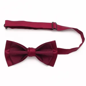 Dettaglio farfallino doppio bordeaux, tessuto strutturato, cinturino regolabile, accessorio nozze