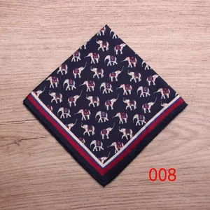 Elegante pañuelo de bolsillo para hombre azul marino con estampado de elefantes y borde rojo.