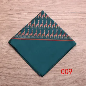 Detalle de pañuelo de bolsillo verde oscuro para hombre con elegante diseño de jirafa.