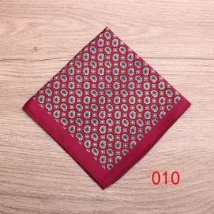 Primer plano de la pañoleta de bolsillo paisley burdeos para hombre, detalle de textura fina.
