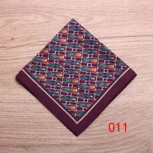 Vista detallada del pañuelo de bolsillo morado con elegante motivo de tulipán y bordes.
