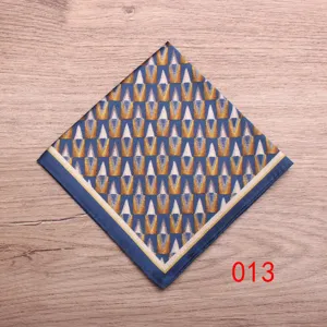 Elegante pañuelo de bolsillo hombre geométrico azul oro seda para traje formal de negocios.