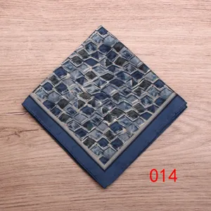 Pañuelo de bolsillo para hombre traje negocios casual patron geometrico vista detalle