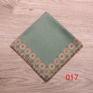 Pañuelo de bolsillo verde con patrón geométrico retro, accesorio elegante para traje formal.