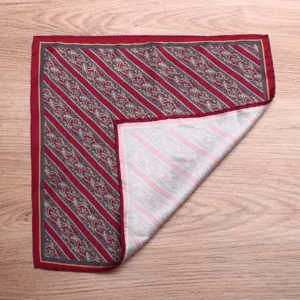 Primer plano de pañuelo de bolsillo para hombre con diseño floral y rayas para traje.