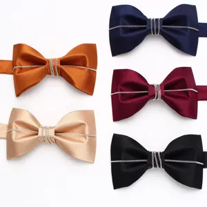 Dettaglio di papillon da uomo in raso multicolore con decorazione a catena argentata.