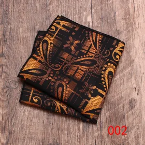 Nahaufnahme eines schwarz-goldenen Paisley-Einstecktuchs für formelle Anzüge.
