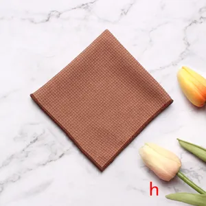 Braunes gestricktes Herreneinstecktuch für Anzug, elegante Stofftaschentuch Textur.