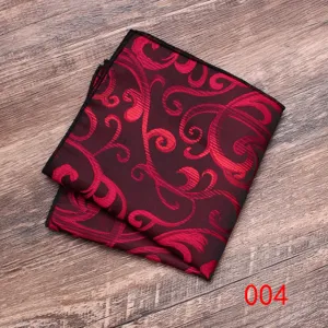 Detailansicht eines roten herren einstecktuchs mit elegantem vintage damast muster für anzug.